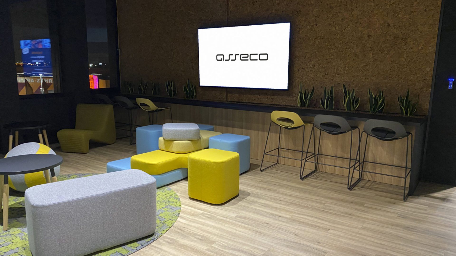 veľká obrazovka na stene v Asseco
