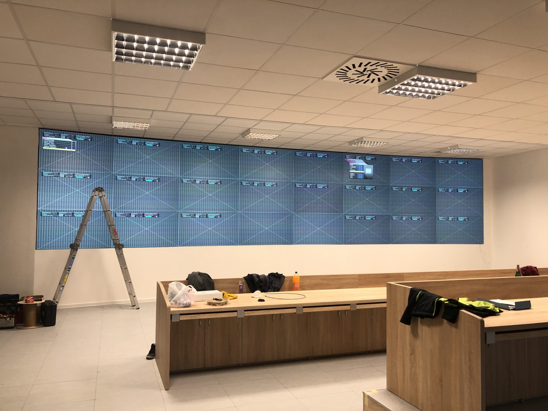 proces inštalácie obrazoviek pre dispečingovú miestnosť
