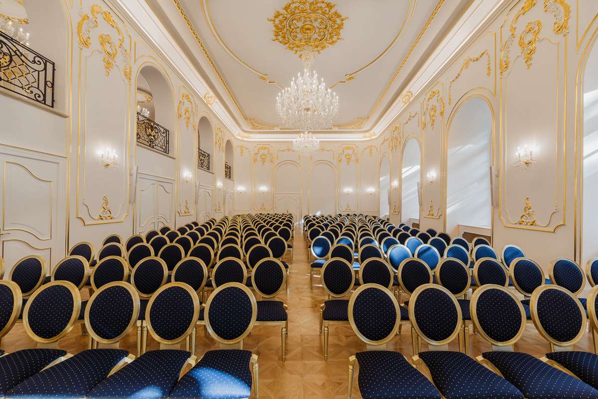 Palace art hotel veľká mietsnosť so stoličkami